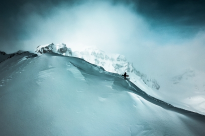 Schneebedeckter Gipfel über Scuol