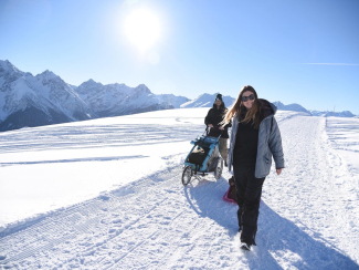 Familie Wandern Winter Motta Naluns Prui