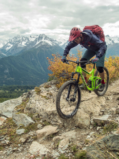 Zwei Mountainbiker fahren steinigen Trail auf Motta Naluns