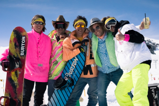 Wintersportler im Bad Taste Outfit auf Motta Naluns