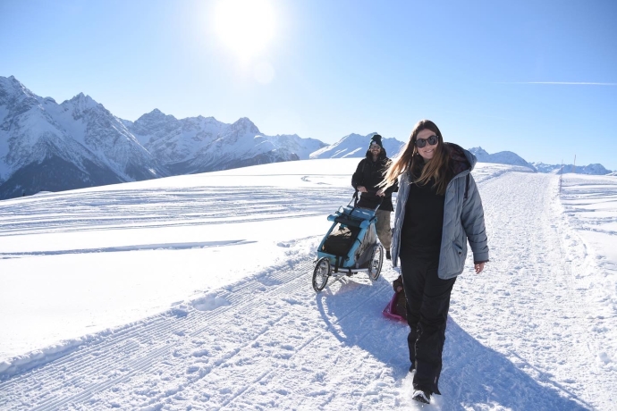 Familie Wandern Winter Motta Naluns Prui