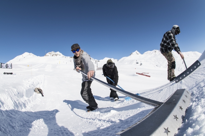 Personen shapen Snowpark-Schanze