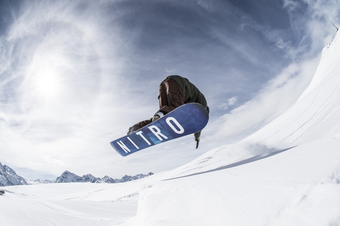 Snowboarder im Sprung