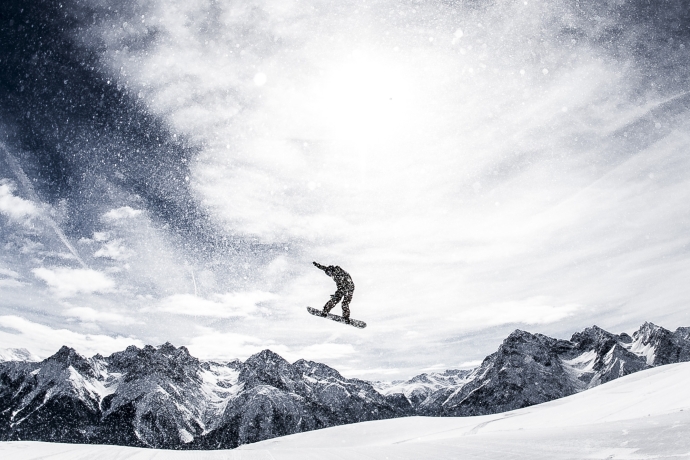 Springender Snowboarder