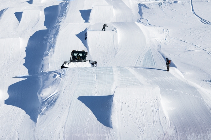 Pistenraupe präpariert Snowpark Scuol