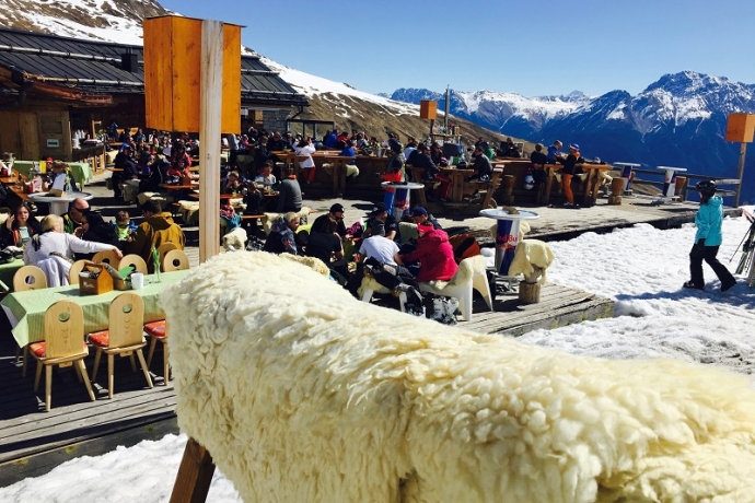 Terrasse vom Alpetta Bergrestaurantauf Motta Naluns