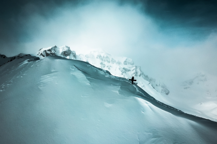 Schneebedeckter Gipfel über Scuol