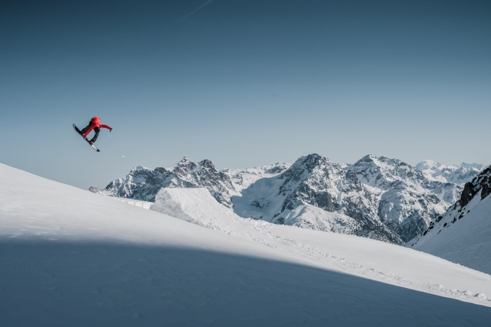 elena_kicker_motta_naluns elena_snowboard_motta_naluns