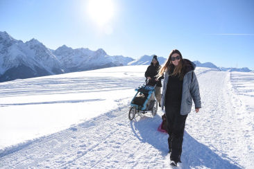 Familie Wandern Winter Motta Naluns Prui
